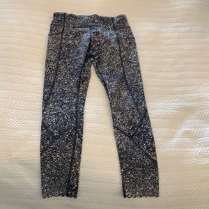 Lululemon black and white workout leggings